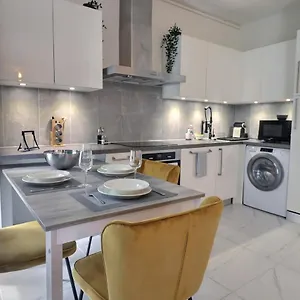 P&r1, One Bedroom, Center Apartment *