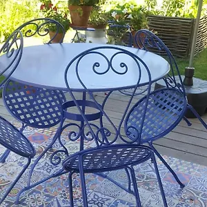Pour Un Couple, Jardin Apartment *